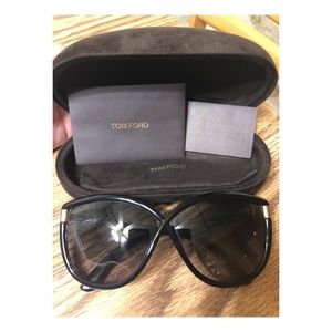 Tom Ford
Abbey Oversized Cat-Eye Sunglasses🔥🔥